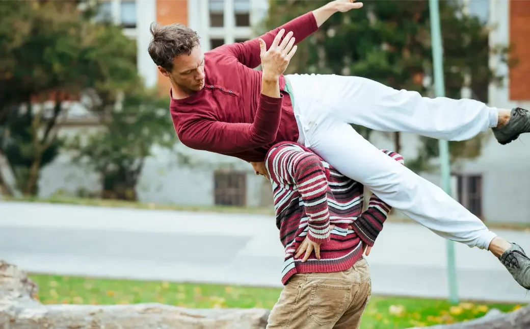 Christian tanzt auf der Schulter von Mustafa. Draußen in den Steinhofgründen!
