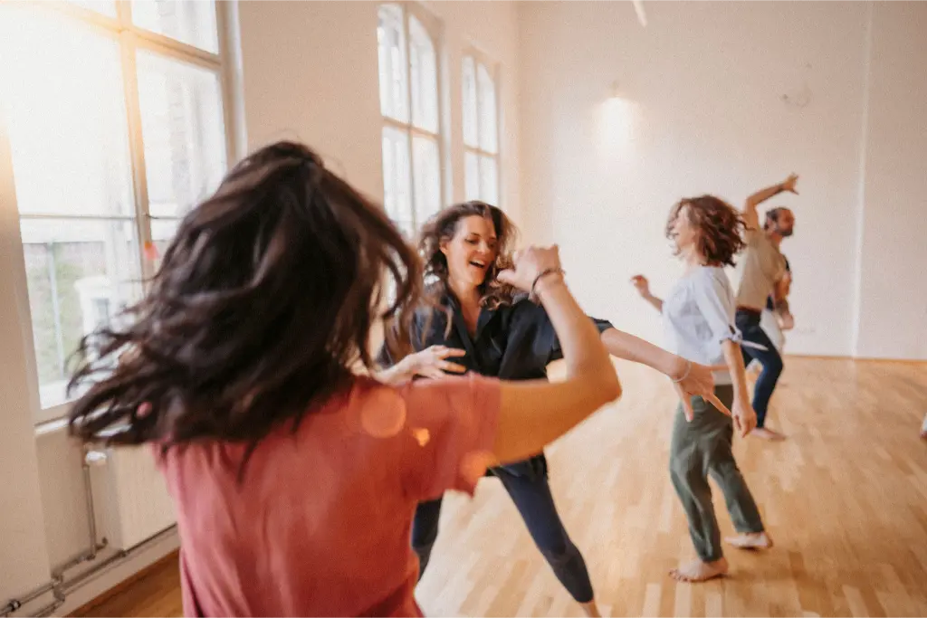 Tanzende mit Freude und Gelassenheit